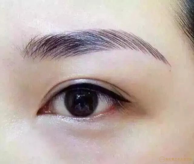 眉毛和眼线一起做能强化整体的立体感