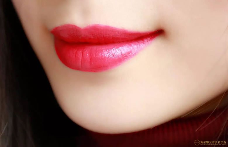 唇的曲线是美唇的精华所在，尤其对上唇更为重要