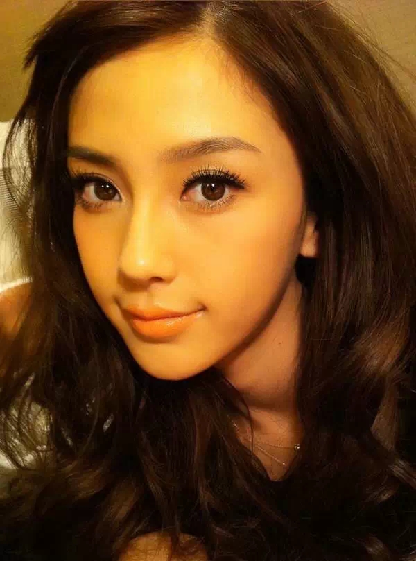 杨颖 (Angelababy) 就属于标准的招福眉