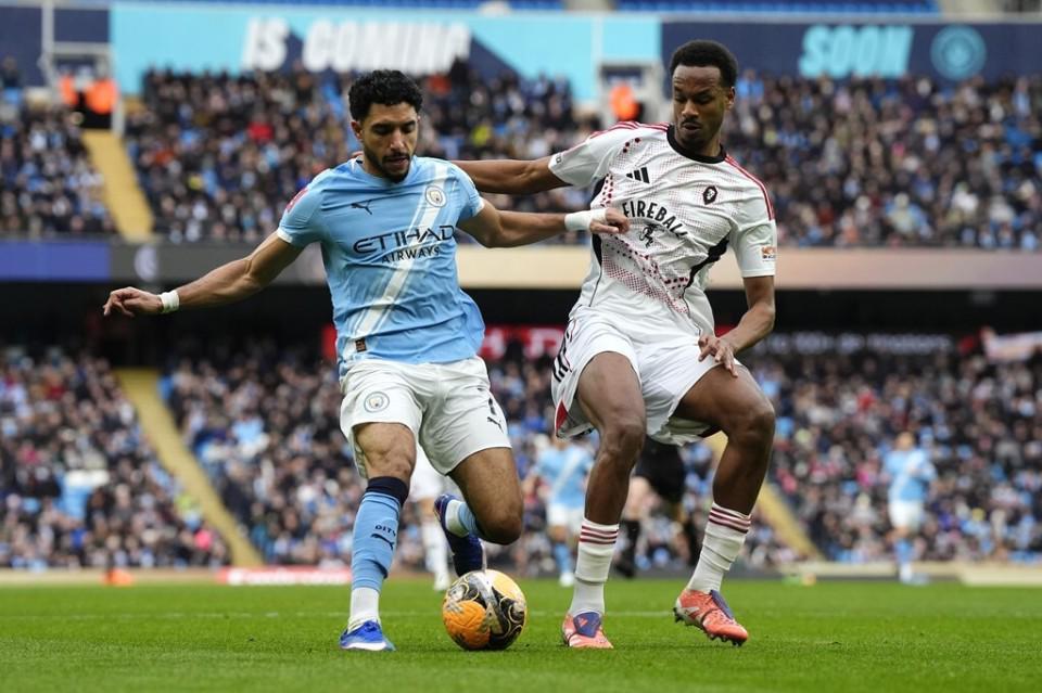 超级世界波被吹!马尔穆什抱头遗憾,边裁低级失误,现场无VAR